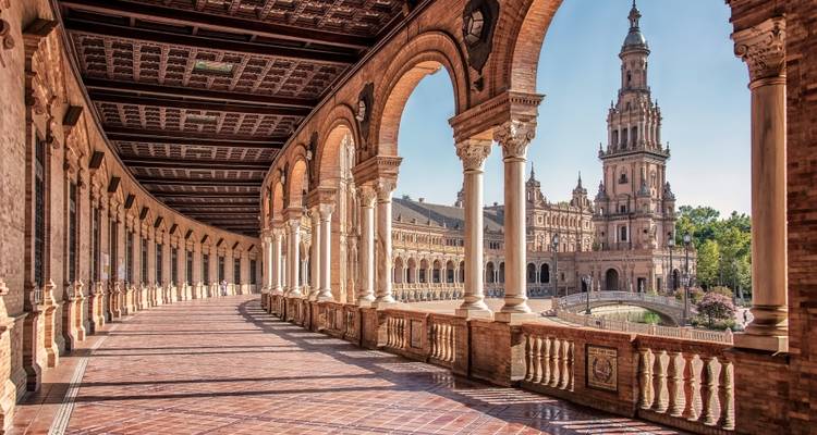 Architecturaal detail van een historisch plein met een grote toren.