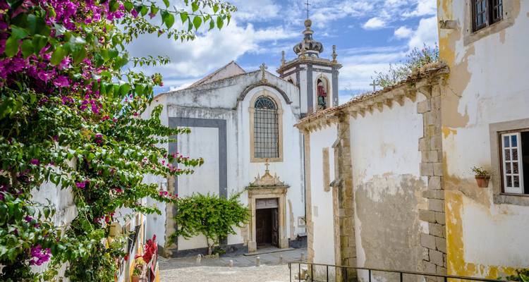 Charmante vieille église avec des bougainvilliers dans un village historique.