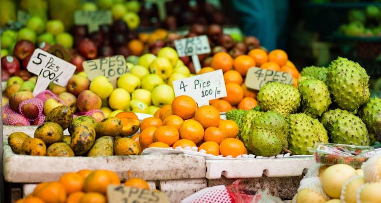 Marktstand mit einer Vielfalt an Früchten und Preisschildern.
