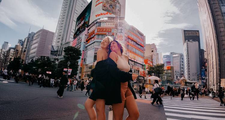 Deux personnes dans une zone urbaine animée avec des gratte-ciel.
