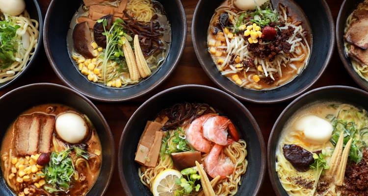 Assortiment de bols de ramen avec diverses garnitures.