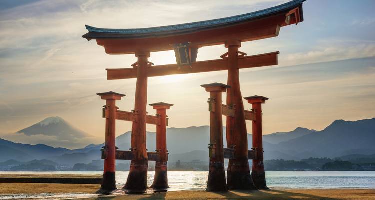Porte Torii emblématique avec le mont Fuji en arrière-plan.