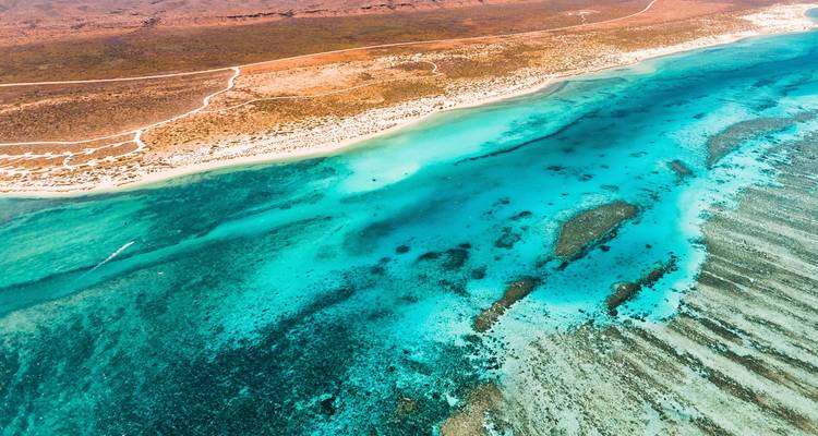 Vue aérienne d'un récif magnifique et d'eaux turquoise cristallines.