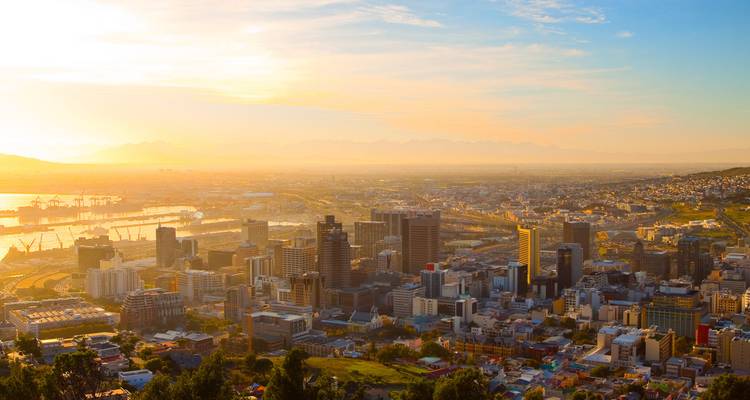 Stadtbild bei Sonnenuntergang mit einem goldenen Schimmer über den Gebäuden.