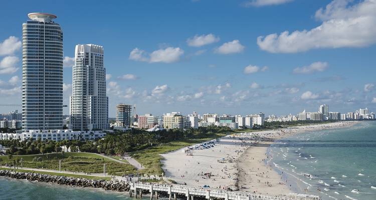 Miami strand met hoogbouw en zonnige luchten.
