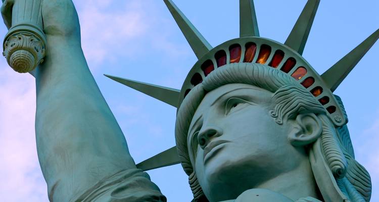 Close-upzicht van het Vrijheidsbeeld tegen een blauwe hemel