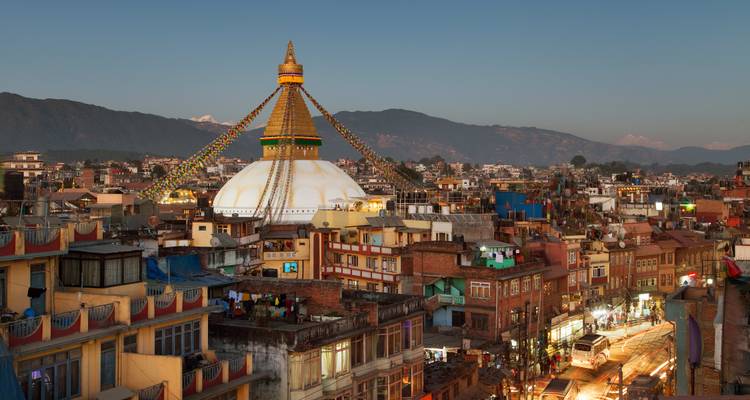 Dichtbevolkt stedelijk gebied in Kathmandu met Boudhanath Stupa.