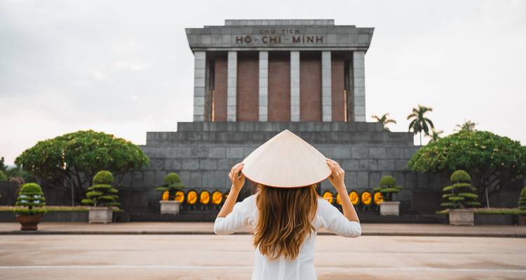 Vrouw die naar het Ho Chi Minh Mausoleum kijkt.