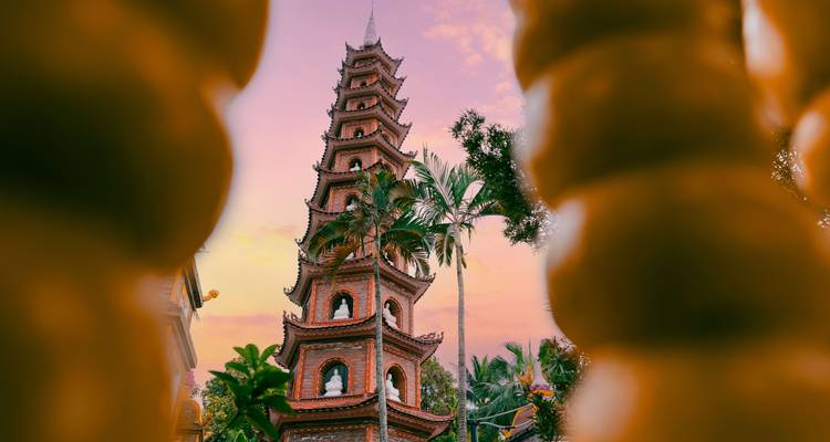 Pagode met een achtergrond van de lucht tijdens zonsondergang.