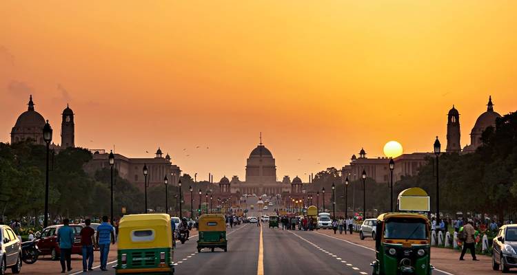 Rashtrapati Bhavan in Delhi tijdens zonsondergang met verkeer.