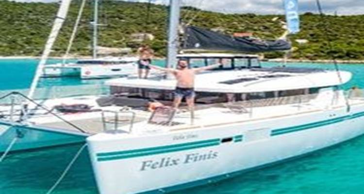 Mensen op een zeilcatamaran in een turkooise zee.