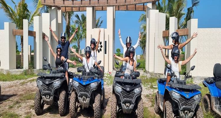 Gruppe auf Quads mit erhobenen Armen vor Aufregung.