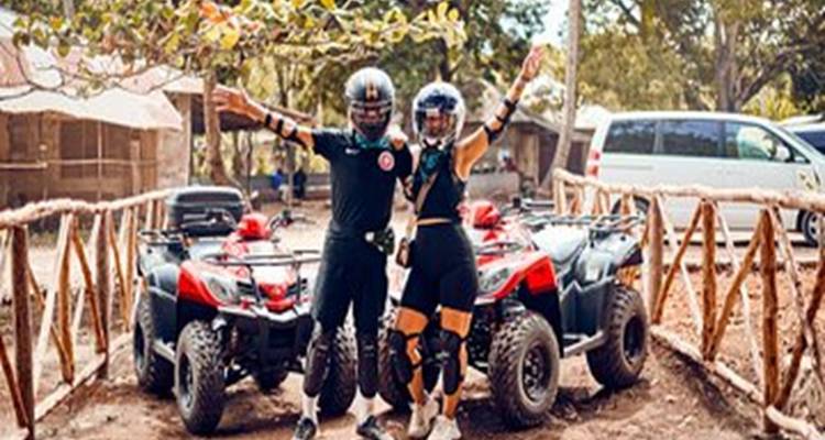 Zwei Personen posieren mit Quads.