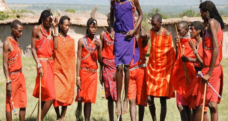 Maasai mannen die een traditionele springdans uitvoeren.