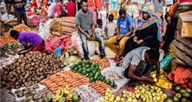 Scène de marché avec divers fruits et des gens qui font du commerce.