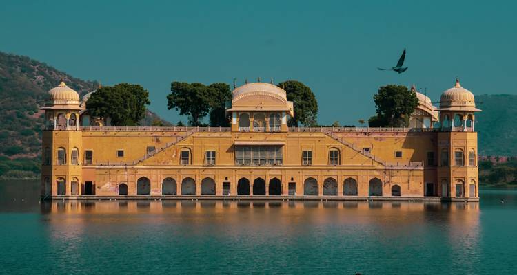 Palais historique situé au milieu d'un lac.