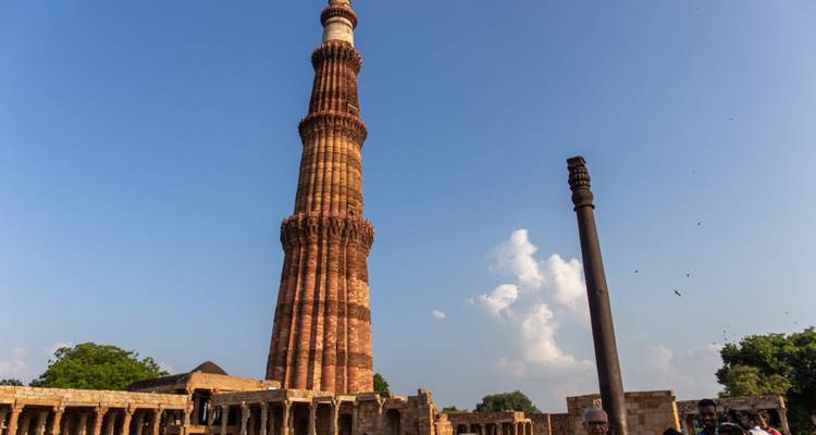 Tour du Qutub Minar, une tour antique à Delhi.