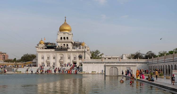 Gurudwara Bangla Sahib avec bassin et visiteurs.