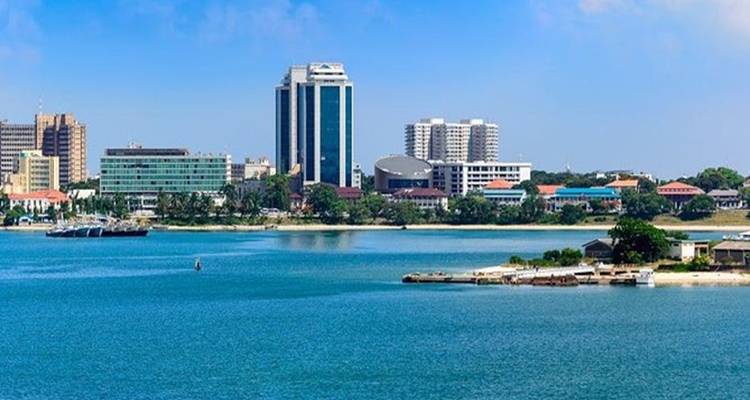 Stadsgezicht met moderne gebouwen en uitzicht op de oceaan.