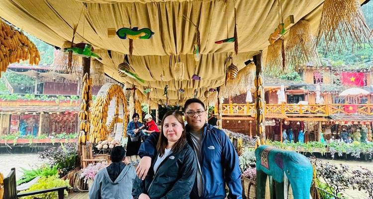Couple debout sous un dais décoré.