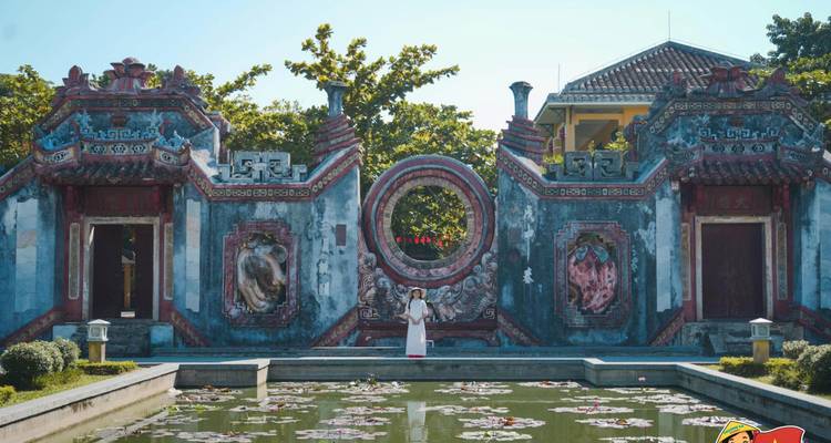 Personne devant un mur orné avec un bassin réfléchissant.