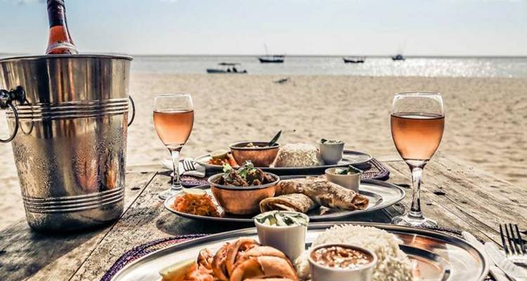 Tafelaufbau mit Meeresfrüchtegerichten am Strand