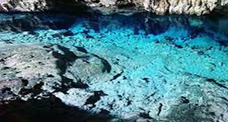 Felsiger unterirdischer Pool mit klarem Wasser