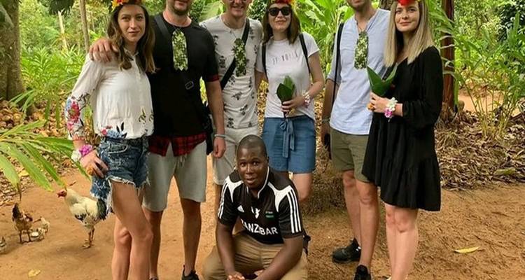 Gruppenfoto von Touristen in natürlicher Umgebung.