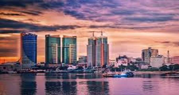 Stadtskyline mit Hochhäusern bei Sonnenuntergang.