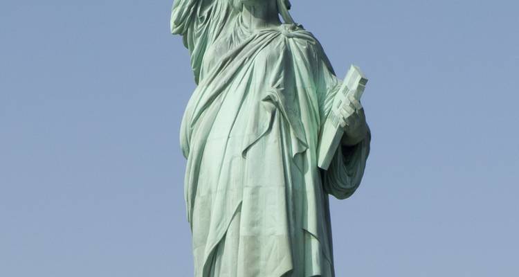 Primer plano de una estatua grande contra un cielo despejado.