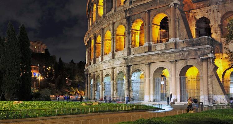 Het Colosseum in Rome 's nachts verlicht.