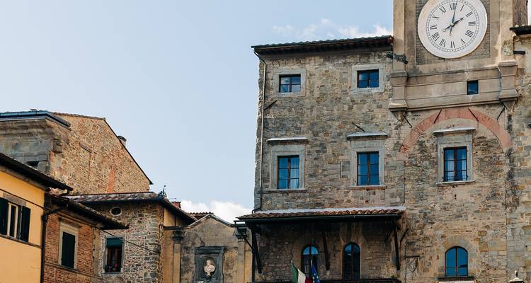 Klokkentoren en historische gebouwen in een Europese stad.