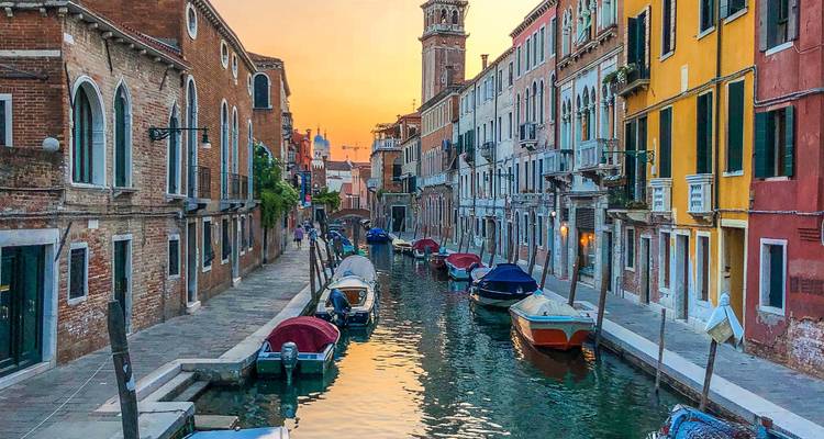 Schilderachtig kanaal met kleurrijke gebouwen in Venetië.