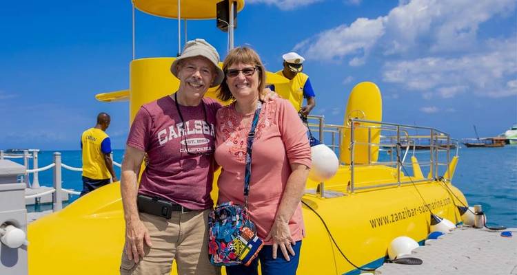 Twee mensen die poseren voor een gele onderzeeër.
