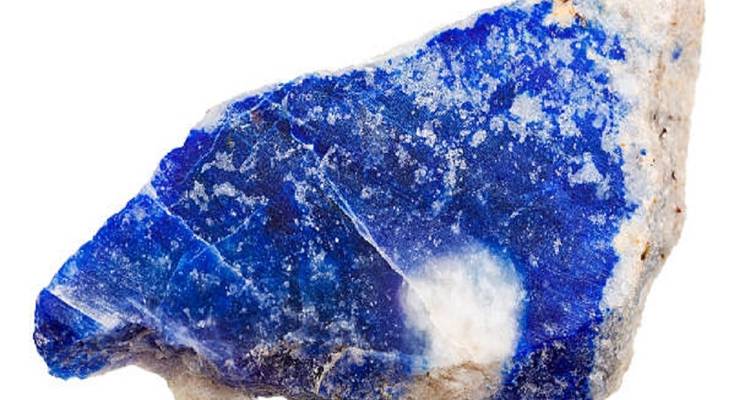 Blauwe ruwe minerale steen met witte vlekken en spikkels.