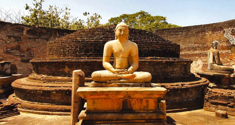 Alte steinerne Buddhas in Ziegelruinen