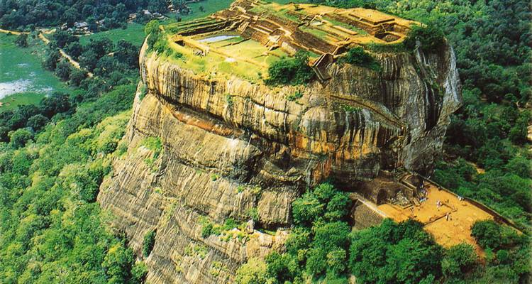 Luftaufnahme der Sigiriya-Felsenfestung mit üppigem Grün