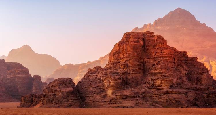 Wadi Rum woestijnlandschap met rotsachtige bergen.
