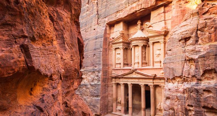 Al-Khazneh tempel in Petra, uitgehouwen in de rots.