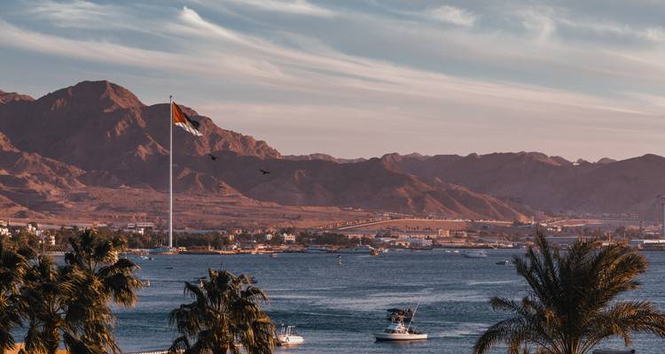 Aqaba Stadtbild mit Bucht und Booten.