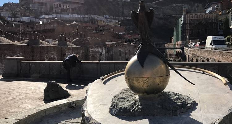 Vieille ville aux caractéristiques architecturales distinctes.