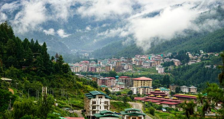 Stadsgezicht met gebouwen genesteld in een vallei.