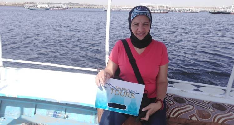 Vrouw die een toeristenbord vasthoudt op een boot.