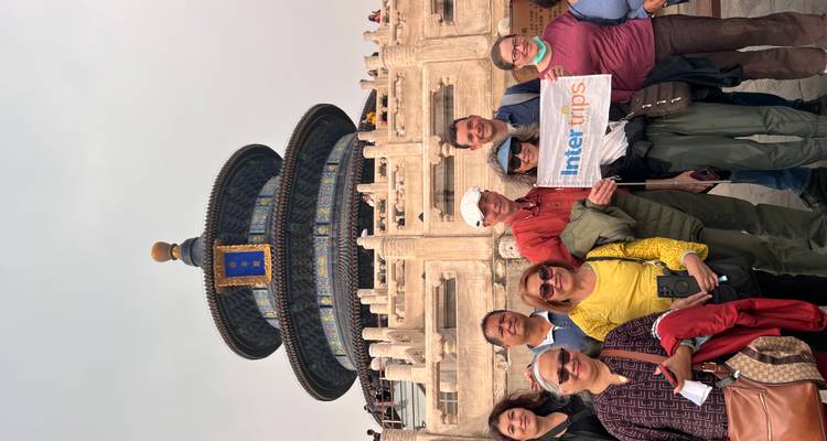 Gruppe von Touristen am Himmelstempel mit einem Touristenschild.