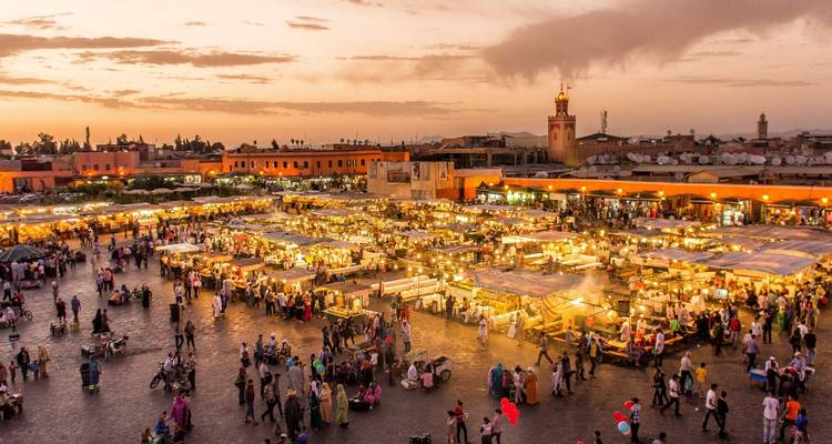 Jamaa el-Fna-Platz voller geschäftiges Treiben bei Sonnenuntergang in Marrakesch.
