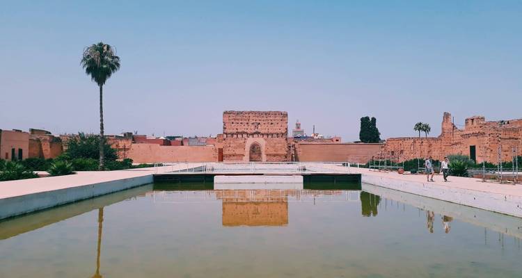 Historische Ruinen mit Spiegelbecken in Marrakesch.