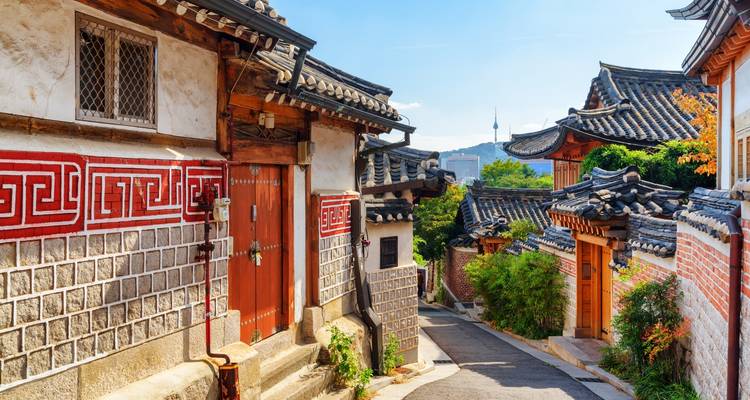 Sendero tradicional de aldea coreana con arquitectura histórica.