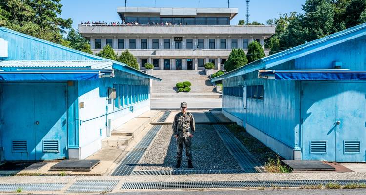 Línea de demarcación militar patrullada by soldado en una zona neutral.

Wait, let me correct that:

Línea de demarcación militar patrullada por soldado en una zona neutral.