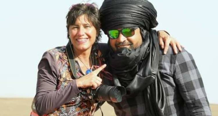 Zwei Personen posieren mit Kamera in der Hand.