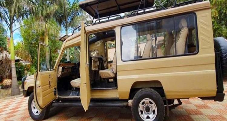 Leeres Safari-Fahrzeug, das auf gepflastertem Boden geparkt ist.